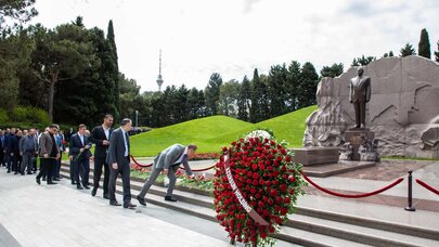 “Azərsun Holdinq”in rəhbər heyəti Ulu Öndərin məzarını ziyarət etdi - FOTO