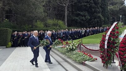 “AzərEnerji” və “Azərişıq” kollektivləri Ulu Öndərin məzarını ziyarət etdilər