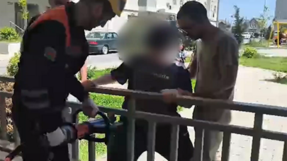 Ayağı dəmir barmaqlıqların arasında qaldı, FHN xilas etdi - Video