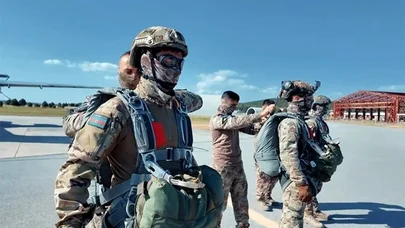 Hərbçilərimiz paraşüt tullanışlarını icra etdi - Video