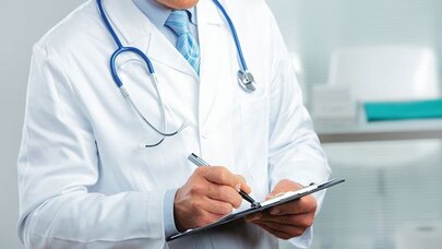 Almaniyanı ayağa qaldıran hadisə - Uşaq həkiminə 130 cinsi istismar ittihamı