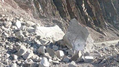 Bu yolda uçqun: Qayalar yolun ortasına düşdü