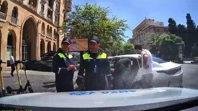 Piyada keçidindəki qəzada "AzParking" heyətindən təcili müdaxilə: Vətəndaşın həyatı xilas edildi - Video