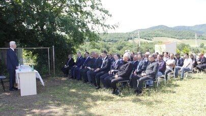 İcra başçısı kölgədə əyləşdi, vətəndaşları günün altında saxladı - Fotolar