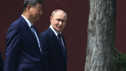 Si Cinpin Vladimir Putini şəxsən qarşıladı