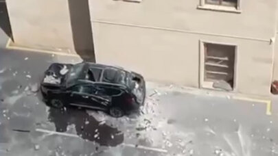Binanın üzlüyü maşınların üstünə töküldü - Video