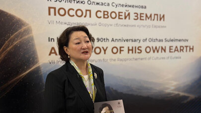 Türk Mədəniyyəti və İrsi Fondundan Oljas Süleymenov yubileyinə kitab töhfəsi - FOTO