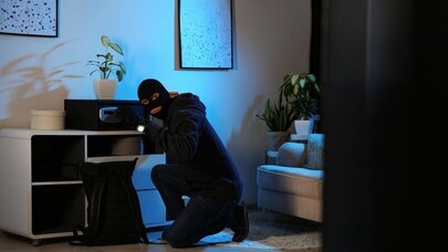 Arvadının əmisi evinə basqın etdi: Qadının boğazına bıçaq dirədi, sonra özünü eyvandan atdı - TƏFƏRRÜAT