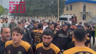Azərbaycanda futbolçular və azarkeşlər arasında dava düşdü