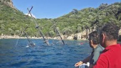 Türkiyədə yüzdən çox turisti daşıyan gəmi batdı - Foto/Video