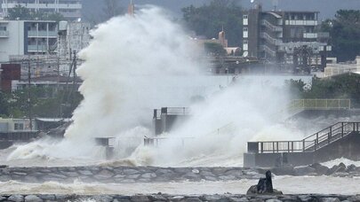 Yüzlərlə reysi tayfuna görə ləğv etdilər