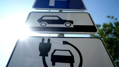Yeni cərimə - Sabahdan sürücülər elektromobilləri belə park edəcəklər
