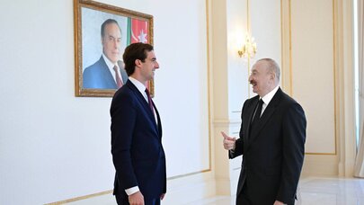 İlham Əliyev Donald Trampın hədiyyəsini Kaleb Orra göstərdi - Video