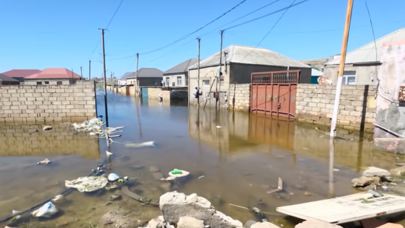 Digah qəsəbəsində gölün bəndi yarıldı, evləri su basdı - Video