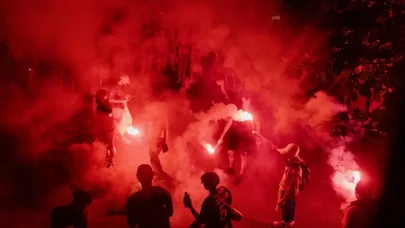Qələbəni qeyd edən mer qatilin adı yazılmış forma geyindi