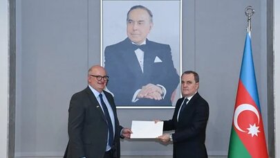 Yeni səfir etimadnaməsinin surətini Ceyhun Bayramova təqdim etdi