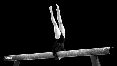 Məşhur gimnast sevgilisini döydü