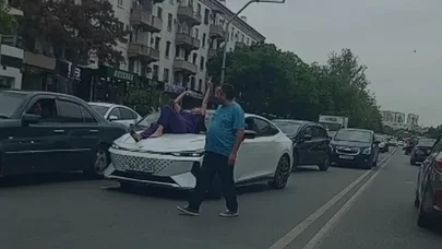 Qadın küçədə maşının üzərinə uzandı, hərəkət iflic oldu - VİDEO