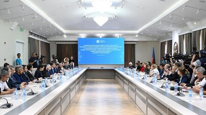 MEDİA-da uşaqların zərərli informasiyadan qorunmasına dair qanun layihəsi müzakirə olundu - Foto