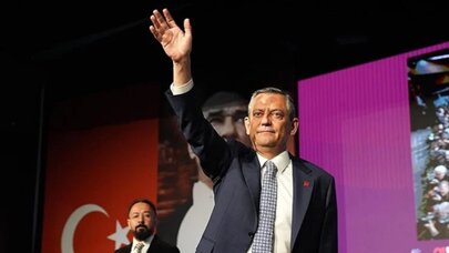 Özgür Özəlin komandası istefa verdi