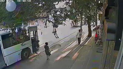 Bakıda dəhşətli qəza: Avtobus yaşlı qadının üstündən keçdi - Video