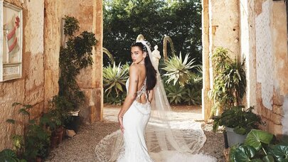 Dua Lipa gəlinlik paltarını nümayiş etdirdi - FOTO
