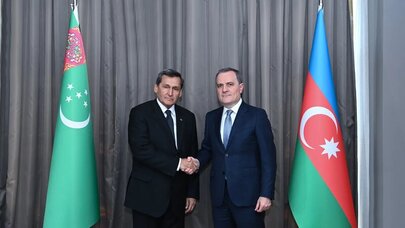 Ceyhun Bayramov türkmənistanlı həmkarı ilə əməkdaşlıq məsələlərini müzakirə etdi