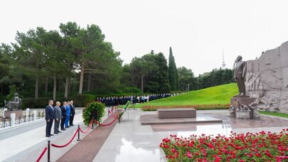 Dövlət Komitəsinin kollektivi Fəxri xiyabanı və Şəhidlər xiyabanını ziyarət etdi - FOTO