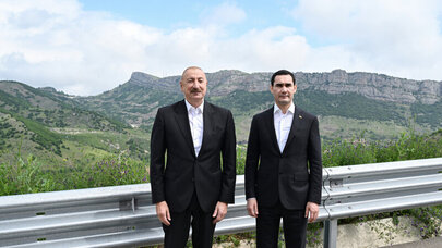 İlham Əliyev və Berdiməhəmmədov Daşaltı kəndində şəkil çəkdirdilər