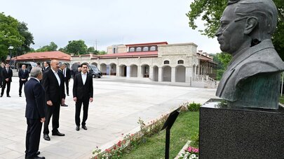 Prezidentlər Şuşada tanınmış şəxsiyyətlərin güllələnmiş büstlərinə baxdı