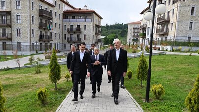 Prezidentlər  Şuşada inşa edilmiş birinci yaşayış kompleksində oldu