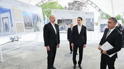 Prezidentlər Şuşa məscidində tikinti işlərinin gedişi ilə tanış oldu