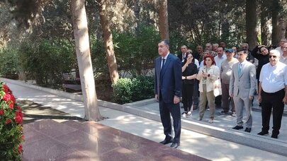 ƏHD Partiyasının rəhbərliyi Əbülfəz Elçibəyin məzarını ziyarət etdi - FOTO