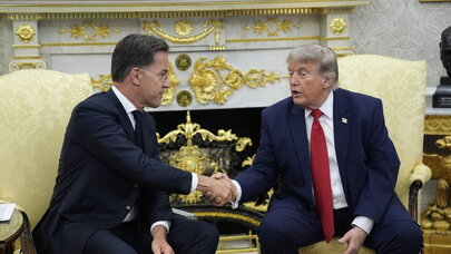 Rutte Trampı belə sakitləşdirdi - Ağ Evdə diqqətçəkən anlar