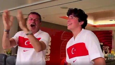 Türkiyəli jurnalist özünü hisslərinin ixtiyarına buraxdı - VİDEO