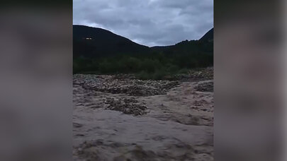 Şamaxıda Ağsu çayı daşdı: İnsanlar yollarda qaldı - VİDEO