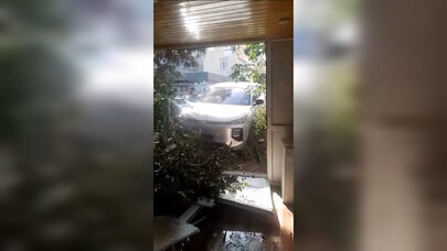 Sumqayıtda minik avtomobili restorana çırpıldı - VİDEO
