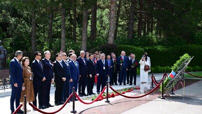 Beynəlxalq konqresin iştirakçıları Heydər Əliyevin məzarını ziyarət ediblər - FOTOLAR