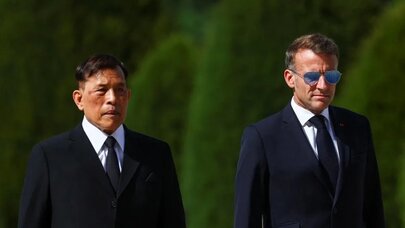 Makronun məşhur eynəyi yenidən gündəmdə: Gözünə nə olub?