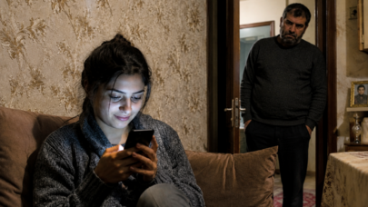 Ata qızında keçmiş ərinin mesajlarını gördü, döyərək öldürdü