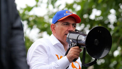“Qalxan və dəyənəkləri alın, küçələrə çıxın” -  Paşinyanın səs yazısı yayıldı