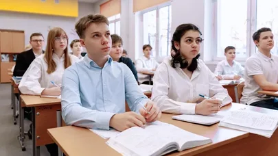 Bu ölkədə məzun gecəsində Ukrayna himni səsləndirildi: Etirazlar başladı