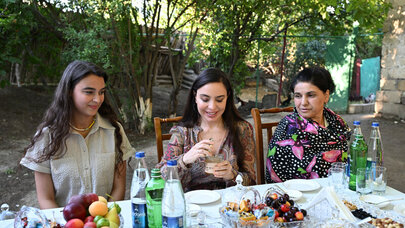Leyla Əliyeva Yevlaxda “Gənc arıçı” layihəsinin iştirakçısı ilə görüşdü - FOTO