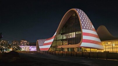 Heydər Əliyev Mərkəzi Amerika bayrağının rəngləri ilə işıqlandırıldı