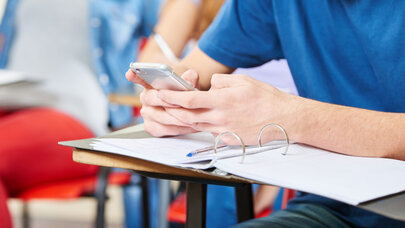Qəbul imtahanında 11 nəfərdə telefon aşkarlandı