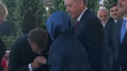 Makron Əminə Əroğanın əlini öpmək istədi, amma... - VİDEO