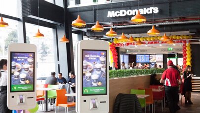 "McDonald's"da biabırçı mənzərə: Hər tərəfi çirkli su basıb - VİDEO