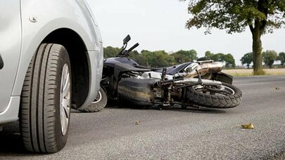 Bakıda motosiklet qəzaya uğradı - Ölən və yaralanan var