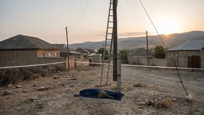Elektrik dirəyindən yıxılan kişi öldü