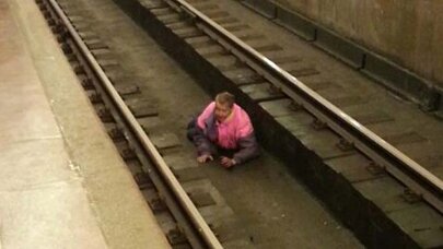 Qatar yoluna yıxılan sərnişin metroya kompensasiya ödəyəcək